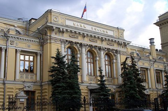 Рубль хоть и укрепляется, но пятничное заседание Банка России может все испортить